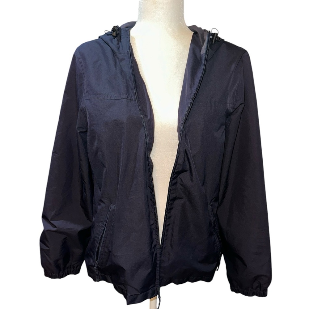 Vintage Gap nylon rain jacket pullover‎ in blue with a navy blue hood. Size L.